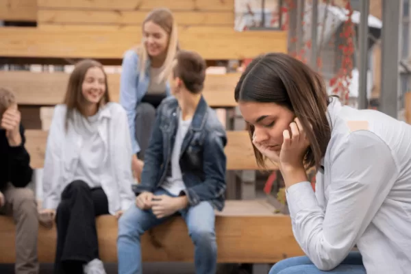RUYADA GENÇ  KIZ  VEYA  KADIN GÖRMEK