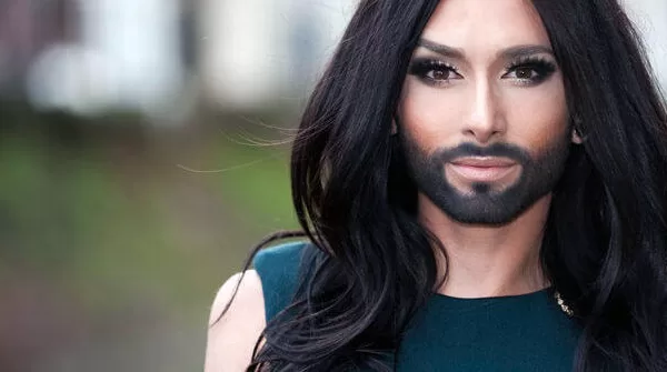 RUYADA   KADININ  ERKEĞE  BENZEMESİ GÖRMEK