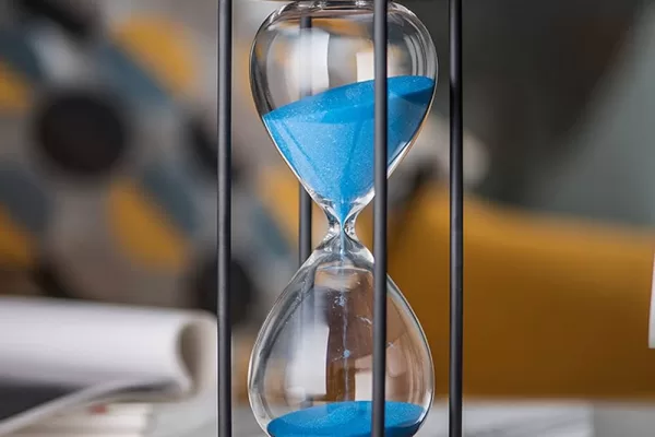 RUYADA  KUM SAATİ GÖRMEK