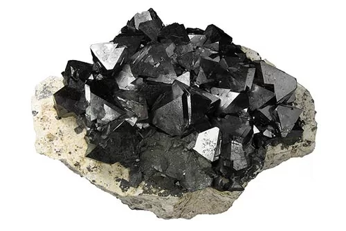 RUYADA  MIKNATIS TAŞI GÖRMEK