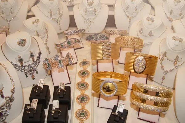 RUYADA  NAKKAD VE SARRAF GÖRMEK