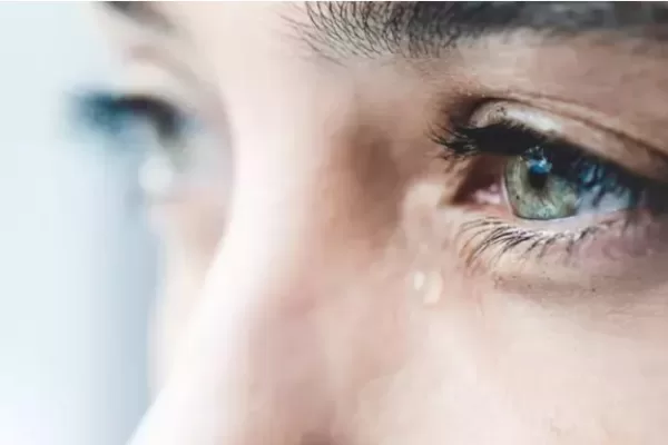 RUYADA ÖLÜ   ÜZERİNE   AĞLAMAK GÖRMEK