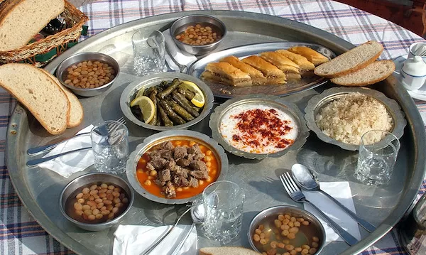 RUYADA  SOFRA GÖRMEK