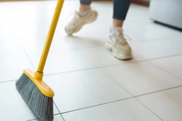 RUYADA  SÜPÜRMEK GÖRMEK