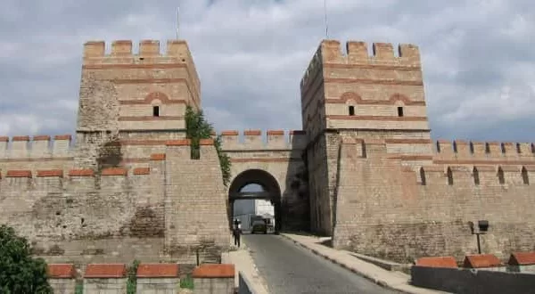 RUYADA   SUR  KAPILARI GÖRMEK