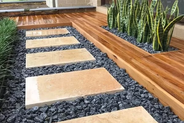 RUYADA   TAŞ  DÖŞEYİCİ GÖRMEK