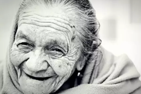 RUYADA   YAŞLI  KADIN GÖRMEK