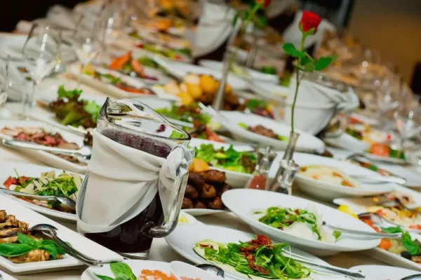 RUYADA YEMEĞE   DAVET GÖRMEK