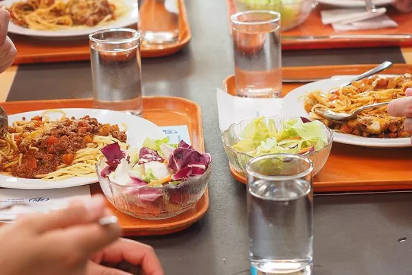 RUYADA  YEMEK GÖRMEK