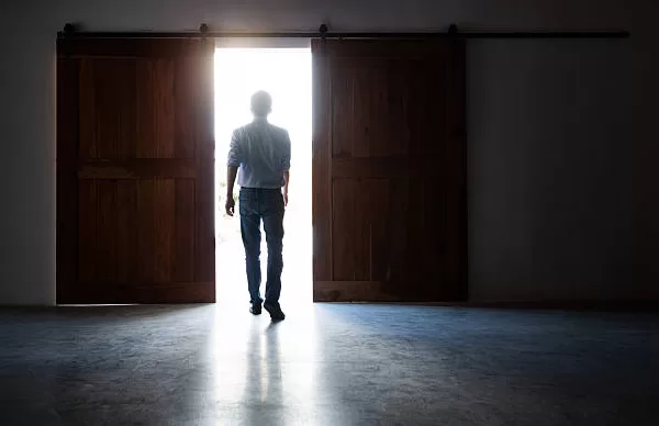 RUYADA BÜYÜK  KAPI GÖRMEK